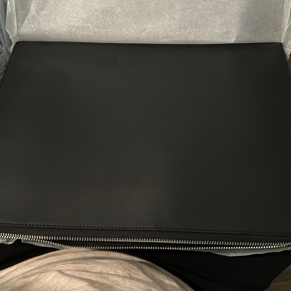 ❌Michael Kors Men's L-Zip Logo Laptop Case❌ - Picture 4 of 5